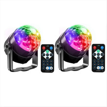 2 ks zvukovo aktivovaných svetiel s diaľkovým ovládaním DJ osvetlenie disco guľa svetlo stroboskopická lampa pre domáce tanečné párty (UK)