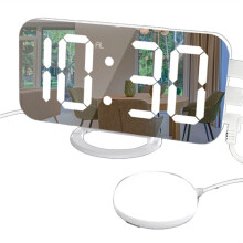 Multifunktionaler LED-Vibrationswecker mit zwei USB-Ladeanschlüssen, Stummschaltung, automatischer Helligkeitsanpassung und weißer Beleuchtung.