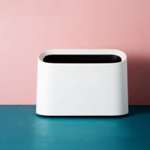 Lixeira de mesa mini em polipropileno, com bordas arredondadas que proporcionam segurança e elegância. Seu design fino e compacto se encaixa