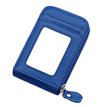 Elegante tarjetero minimalista de cuero genuino, estilo acordeón, con cierre envolvente para mayor seguridad en los viajes.