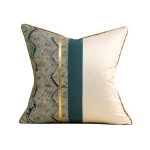 Housses de coussin carrées en velours doux et résistant, ornées d'un patchwork raffiné et de détails en cuir doré, pour sublimer votre