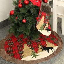Rustikale, gemütliche Weihnachtsdekoration mit Weihnachtsmannmuster, doppellagige Jute-Weihnachtsbaumdecke mit Büffelkaromuster an den Kanten für