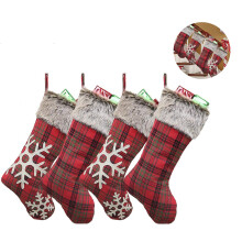 Meia de Natal xadrez vermelha, design clássico com punhos felpudos luxuosos para um ambiente acolhedor e convidativo, poliéster, 46 cm de
