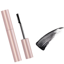 Die mit Mascara angereicherte Formel hält die Locken den-Schwarz