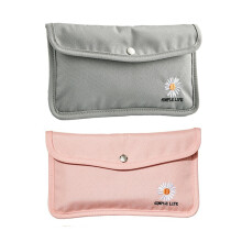Pochettes de rangement pour masques pratiques et légères, avec cordon de cou ajustable, idéales pour les déplacements.