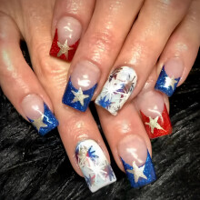 4. Juli klebt auf dem Nagel, kurzer, quadratischer Kunstnagel,
