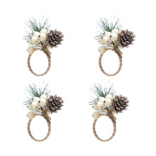 Houten servetringen, decoratieve dennenappels met een vleugje groen, klassieke kerstservetringenset met dennennaalden en bessen voor bruiloften en