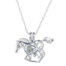 Charm vedhæng hestehalskæde, selvlysende dyresmykker med lysende designfunktion, fremstillet i allergivenlig legering for komfortabel unisex-brug.
