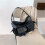Sac à main moderne avec sangle réglable pour un port confortable. 4