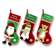 Individuell gestaltete Weihnachtsstrümpfe mit 3D-Applikationen, perfekt für festliche Dekorationen. Enthält Schneemann, alten Mann, Rentier und