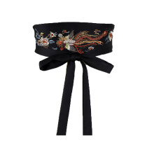 Brede geborduurde tailleband voor traditionele outfits.