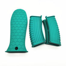 Coprimanico in silicone resistente al calore con foro per appenderlo e riporlo facilmente, con texture antiscivolo per una presa sicura sui manici