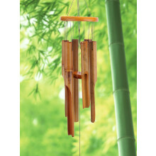 Natuurlijke schoonheid decoratie voor een buitenparadijs, een rustgevende ambiance gecreëerd door de diepe resonantie van een bamboe windgong,
