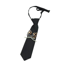 Moderne, praktische Halskette mit gedrehtem Knoten vorne,