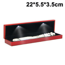 Caixa de joias para ocasiões especiais com luz LED, design quadrado elegante para colares, pulseiras e relógios, material premium para proteção