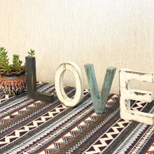 Freistehendes Tischschild aus Holz mit dem Schriftzug „LOVE“ im rustikalen Stil, dekoratives Holzschild mit natürlicher Holzmaserung,
