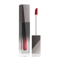 Luxuriöser, matter Lippenstift mit samtigem Effekt und-01