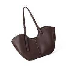 Handtasche im Retro-Stil. Funktionelle Umhängetasche mit-Kaffee