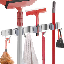 Justerbar trekantet design, veggmontert, multifunksjonell oppbevaringsorganisator, kraftig oppbevaring av mopp og kost (3 holdere og 4 kroker),