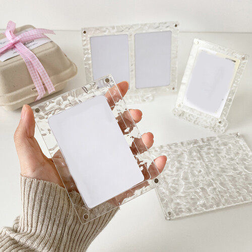 Le support de porte-cartes de visite en acrylique présente un-B 2
