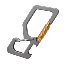 Chaveiro portátil de titânio com abridor de garrafas, mosquetão de liberação rápida para uso externo.