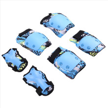 Conjunto completo de equipamentos de proteção para patinação infantil, incluindo skate, patins, bicicleta de equilíbrio e joelheiras.