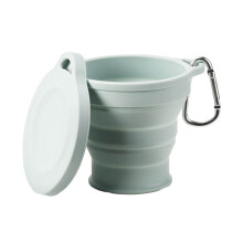 Tragbarer faltbarer Silikonbecher mit Karabiner.-Grün