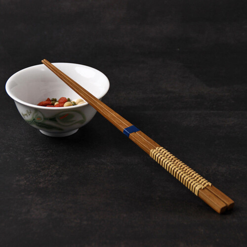 Um Par De Hashis Japoneses Para Panela E Sushi 2