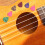 1Set Clip Capotasto in Metallo E Plettro Per Chitarra Marrone 9