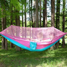 Campingbegleiter: Tragbare Campinghängematte aus atmungsaktivem, hochfaserigem Fallschirmseide-Nylon mit integriertem Insektenschutznetz,