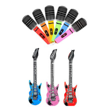 Muziekthemafeesten, opblaasbare microfoon met levendige kleuren voor kinderen en volwassenen, concertpodium, bedrukt oppervlak met details,
