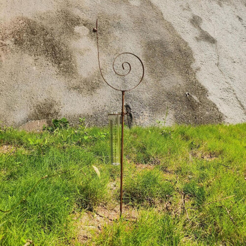 Rain gauge for the garden with snail post 1
