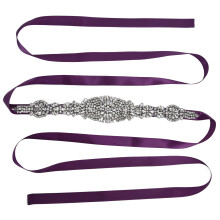 Elegante accesorio de vestir de alta calidad con correa ajustable adornada con diamantes de imitación para ocasiones formales. Elegancia inspirada