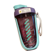 Idratazione con stile: shaker per proteine a prova di perdite e portatile, realizzato in Tritan sicuro (590 ml)