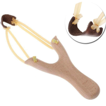Estilingue de caça elegante em madeira de faia branca, ferramenta flexível e potente para aventuras ao ar livre.
