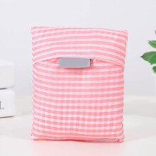 Companheira de viagem elegante, sacola de compras reutilizável, compacta e resistente, opção ecológica para consumidores conscientes.