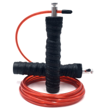 Springtouw met 90 verticale roestvrijstalen kogellagers, ergonomische handgrepen voor optimale controle en een knikvrije staalkabel voor perfecte