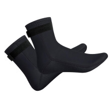 1 pair of winter swimming socks for men, nonslip and warm for beach, surfing, and diving, breathable and durable dive socks.