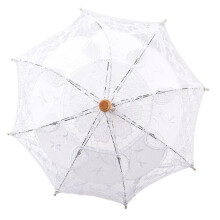 Petit parasol blanc en dentelle pour mariage, idéal pour les photos de la noce.