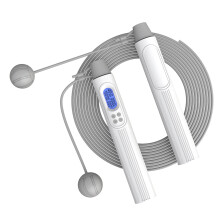 Kabelloses Springseil mit Zähler für schnellere und gleichmäßigere Rotation. Patentiertes 2-in-1-Design für mehr Stabilität. Geeignet für