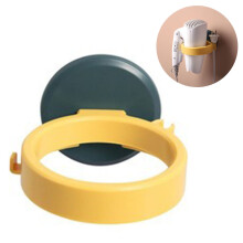 Elegante supporto per asciugacapelli con affidabile fissaggio a parete e presa di corrente.