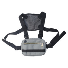 Crossbody-avontuurtas, comfortabele heuptas voor intensieve outdooractiviteiten, verstelbare schouderbanden en waterbestendig ontwerp voor wandelen.