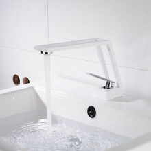 Grifo de baño moderno con cuerpo innovador en forma de pájaro, diseño de montaje en cubierta para una fácil instalación, construcción de latón