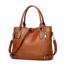 Bolsa feminina estilo hobo, em couro sintético, com amplo compartimento principal, divisórias internas e alça de ombro ajustável e removível.