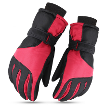 Mantente abrigado y seco, la capa exterior con revestimiento impermeable proporciona una barrera impenetrable contra la nieve.