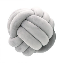 Conjunto de duas almofadas artesanais em formato de bola de nó para decoração de interiores. Bolas de nó cinza-claro com design de nó elástico