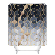 Salle de bain grise revitalisée par un rideau de douche écologique à motif marbre, ourlet renforcé pour une durabilité accrue, matière