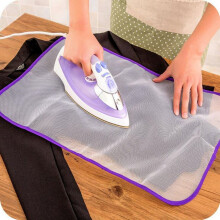 Pack of 2 Ironing Pads Protective Heat Resistant Mesh Fabric Ironing Clothing Scorch Insulation Protective Cover Mat Random Colour