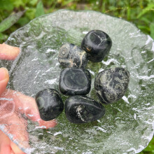Natuurlijke helende kristallen, getrommelde en gepolijste amethist edelstenen voor kristaldecoratie, energieheksentherapie en meditatie.