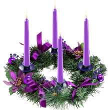 Weihnachtlicher Adventskranz als Tischdekoration, dekorativer Kerzenhalter mit lila Schleife für Zuhause und Kirche, realistisches Design mit